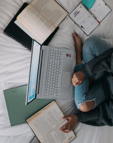 chica estudiando con libros y ordenador